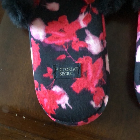 Women’s size medium Victoria’s Secret Black Floral Satin Fur Slippers - Picture 4 of 11